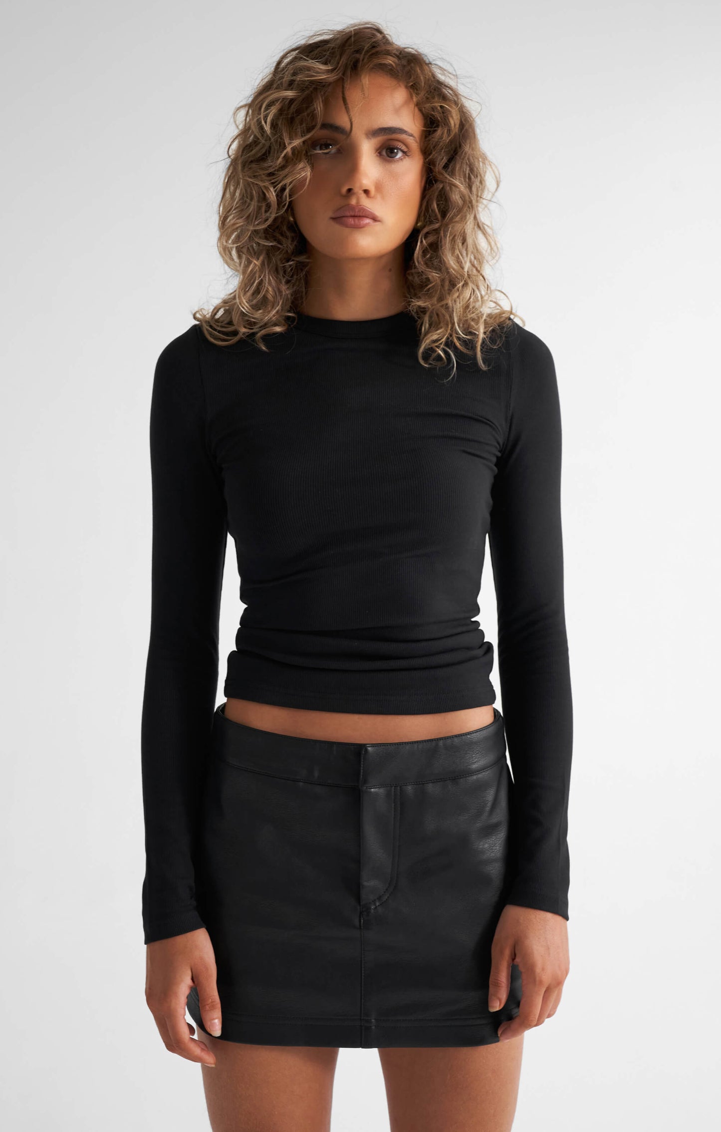 THE PEBBLED™ VEGAN LOW RISE MINI SKIRT