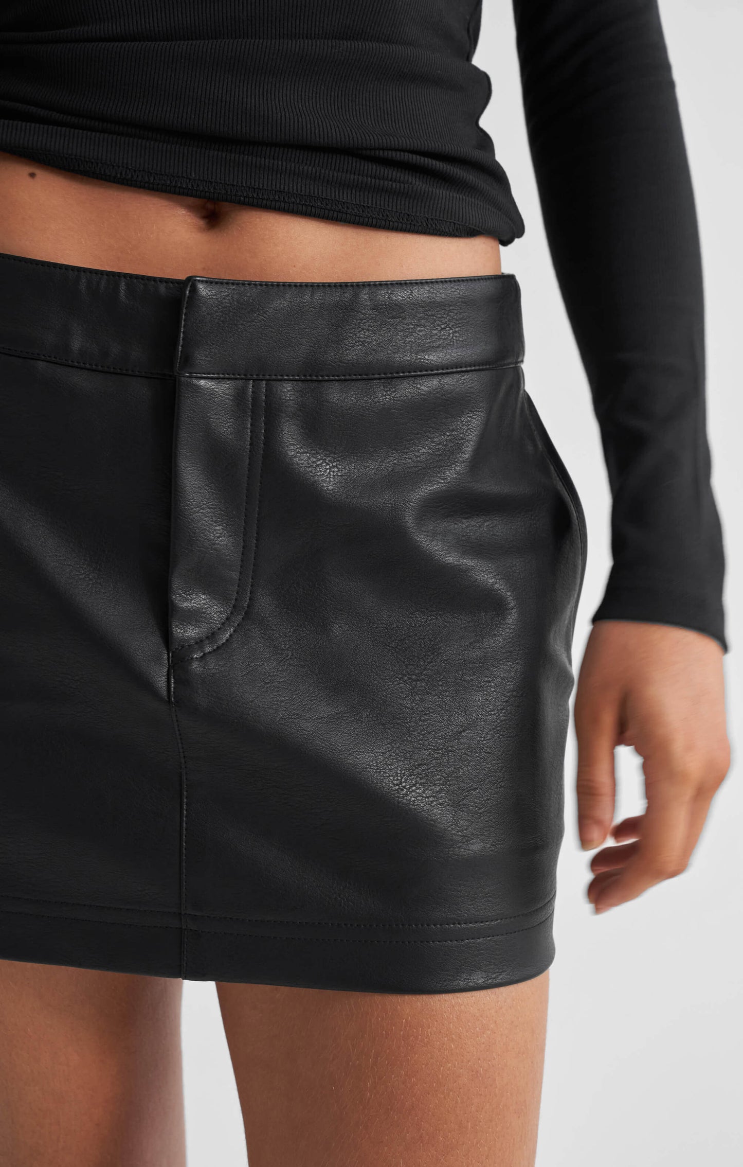 THE PEBBLED™ VEGAN LOW RISE MINI SKIRT