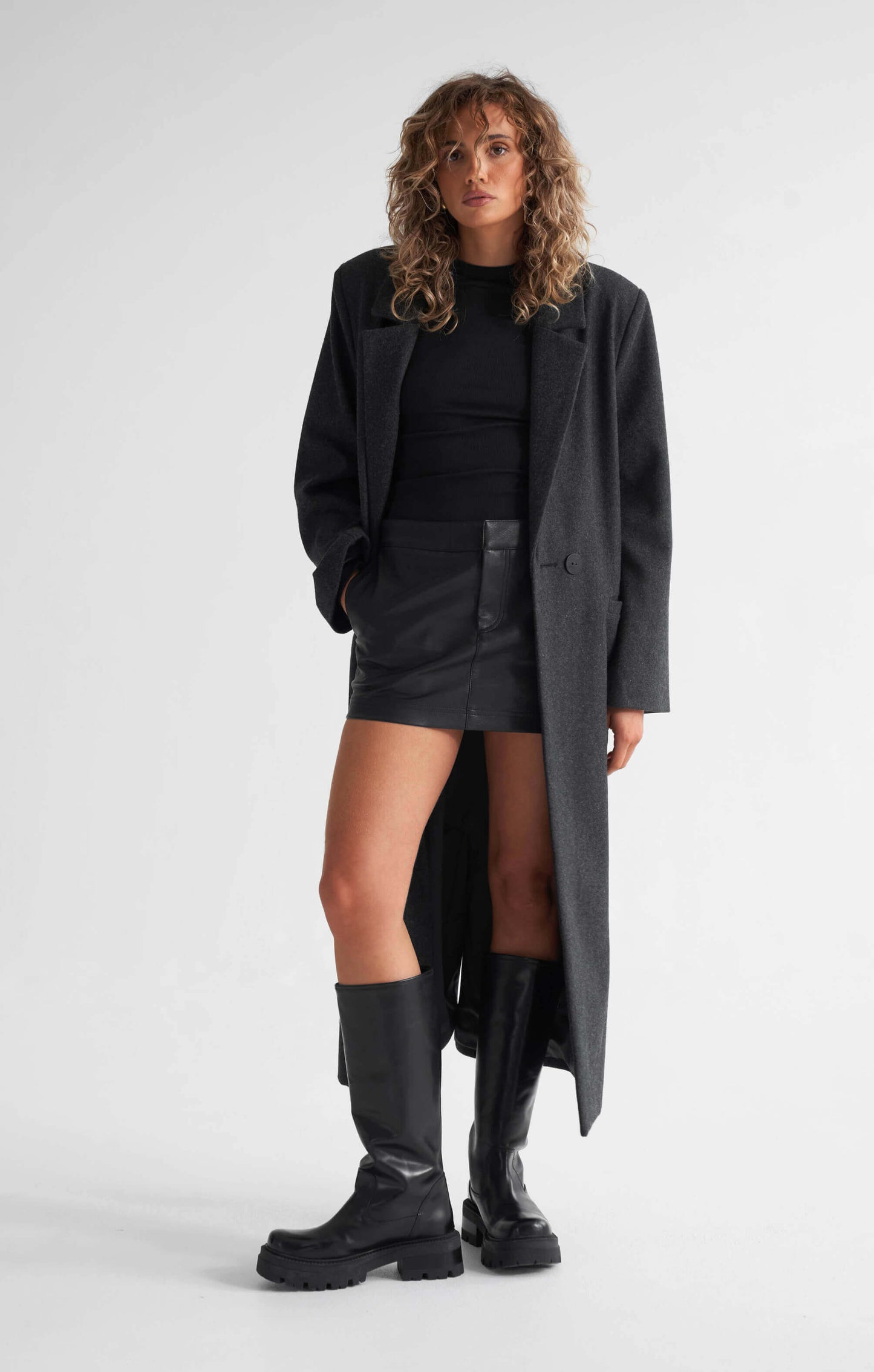 THE PEBBLED™ VEGAN LOW RISE MINI SKIRT