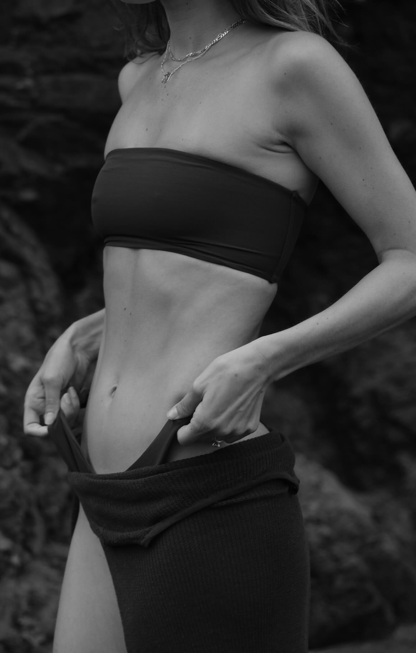 THE BONED BANDEAU BIKINI TOP - ESPRESSO MESH