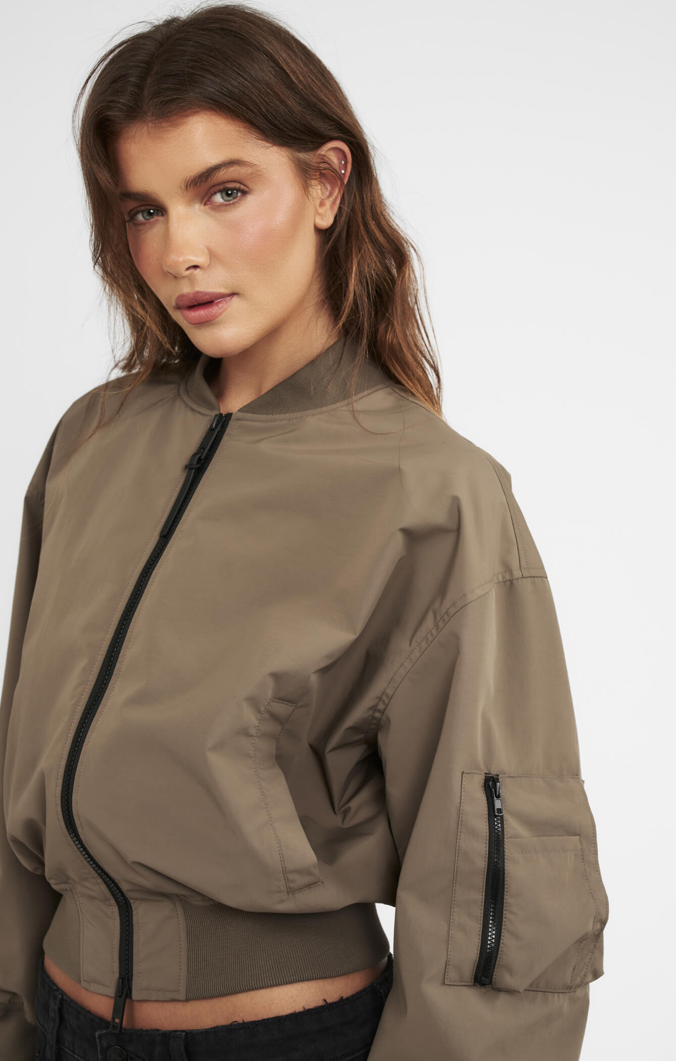 THE CLASSIC BOMBER JACKET - OLIVE