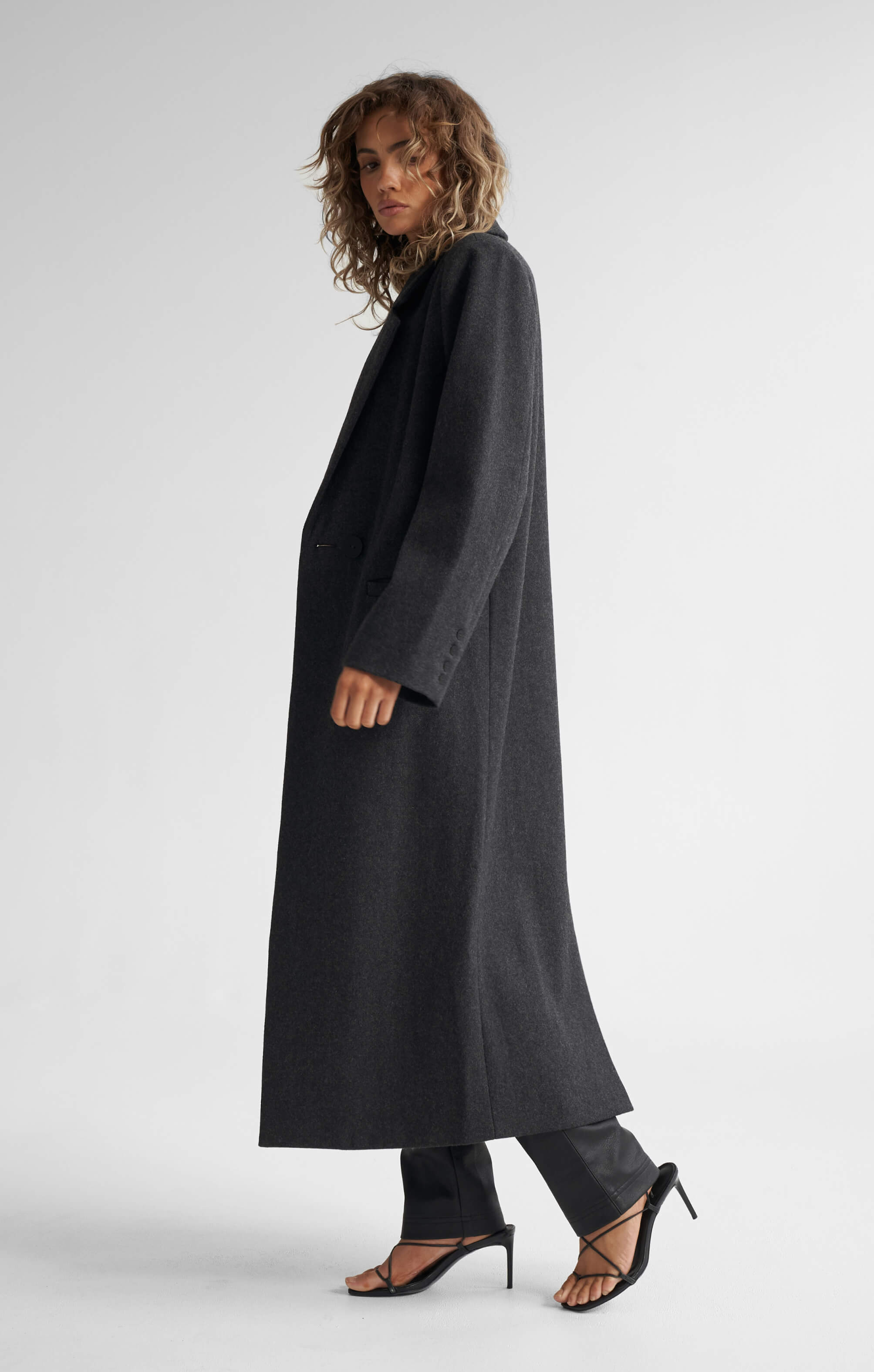 THE LONGLINE CLASSIC COAT - CHARCOAL – All Things Golden