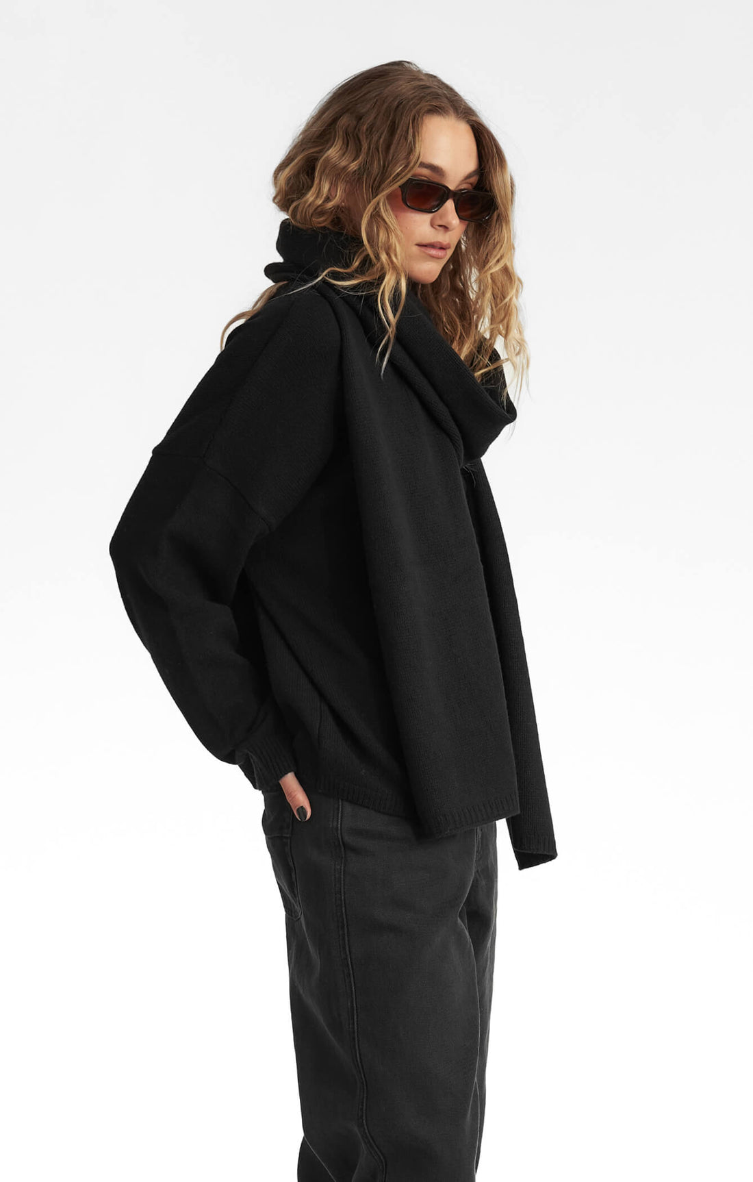 THE WRAP AROUND SCARF - BLACK